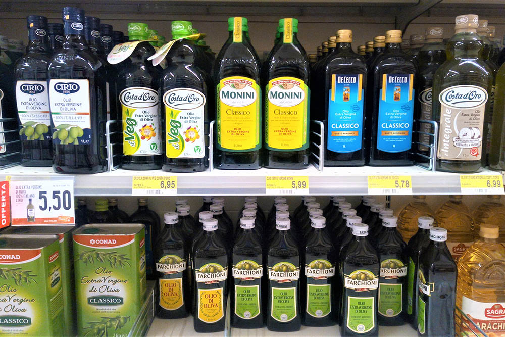 Умбрийское оливковое масло марок Monini и Farchioni известно во всем мире. Литр масла первого холодного отжима Monini стоит 5,99 € (470 рублей), Farchioni — 4,99 € (390 рублей)