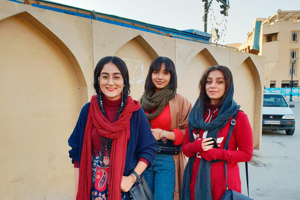 Обычно иранские девушки одеваются так