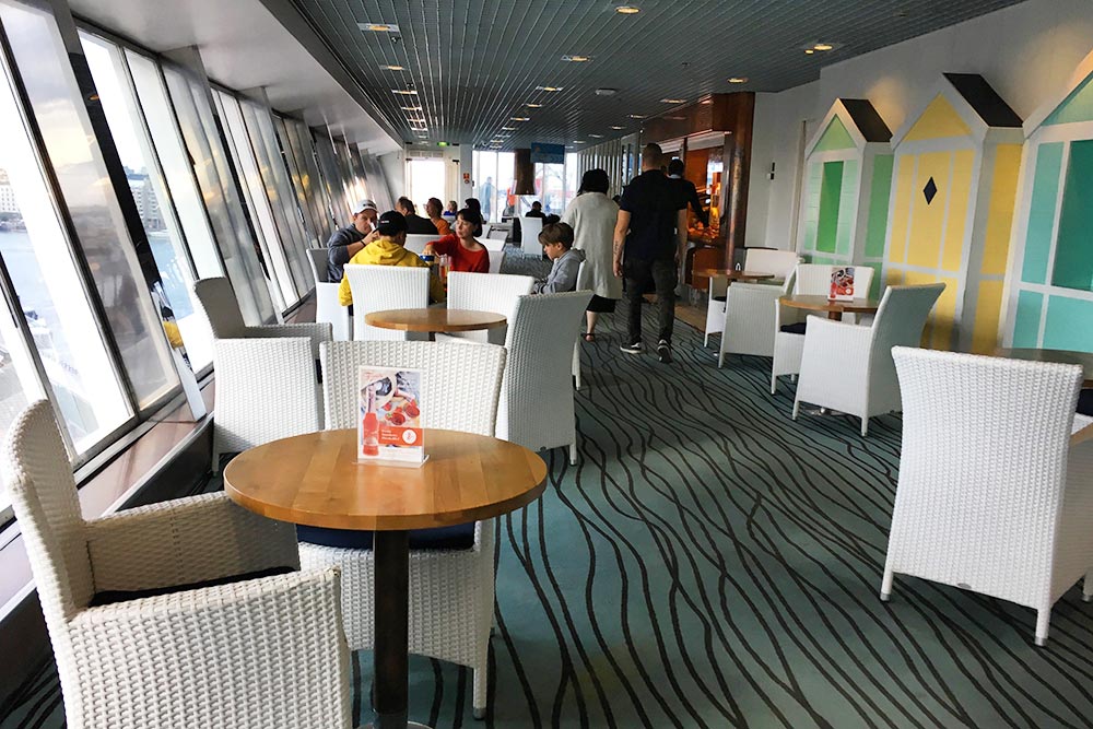 На ресторанной палубе множество столиков с видом на море