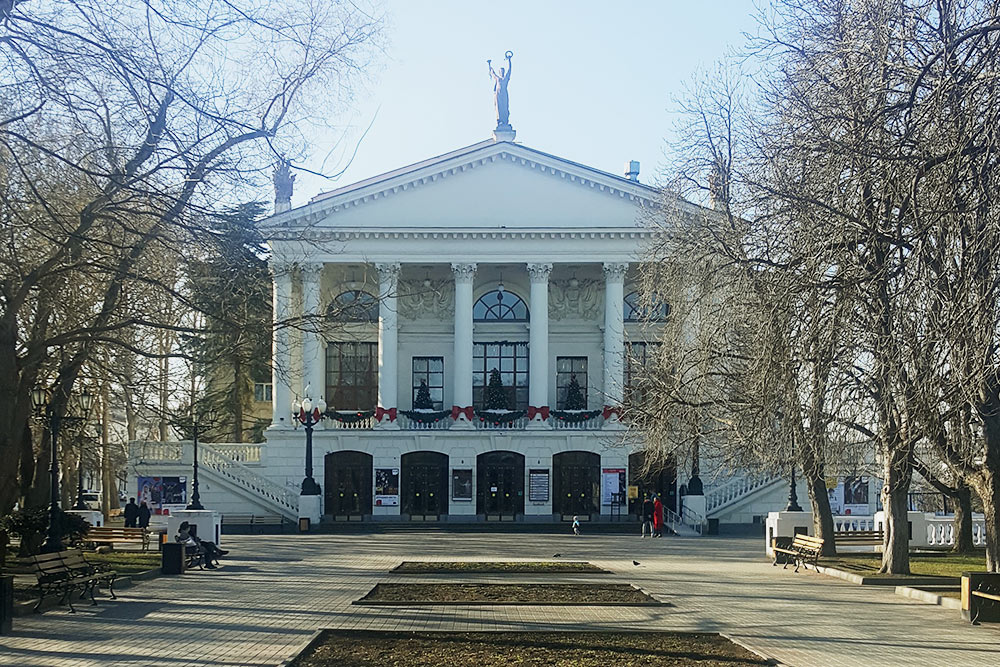 Театр имени Луначарского — еще одна достопримечательность Севастополя
