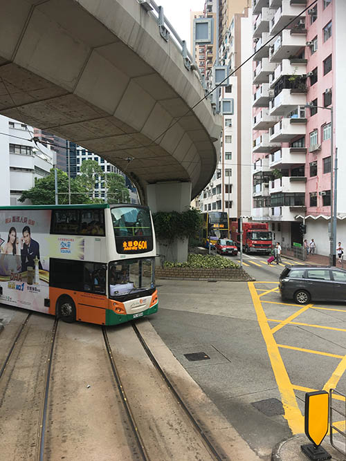 Автобусы в Гонконге двухэтажные, так же как и трамваи. Поездка на втором этаже автобуса напоминает американские горки. Много холмов, резких поворотов, высокая скорость
