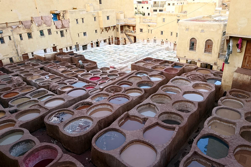 Кожевенные мастерские в Фесе. В этих глиняных емкостях окрашивают выделанную кожу