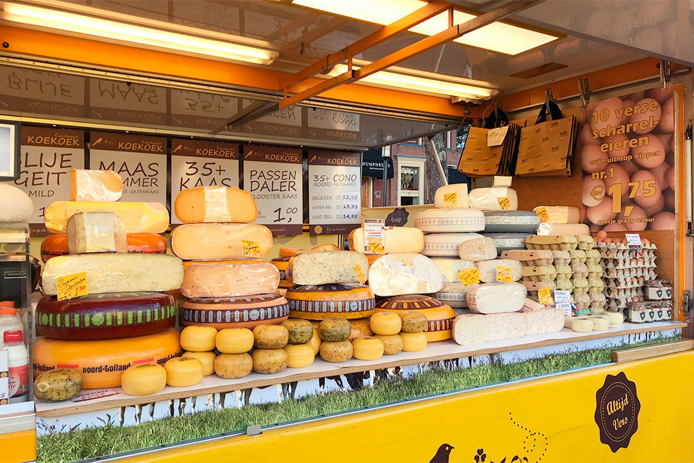 На рынке практически в любой палатке можно попробовать сыр