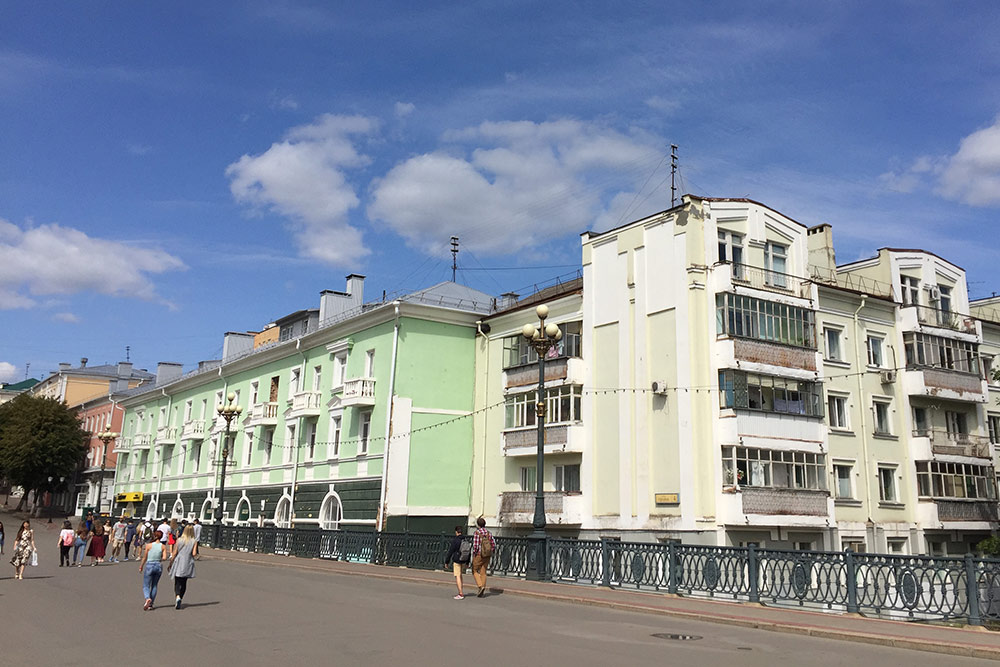 Жилые дома на Ленинской. Зеленое здание — бывшее городское училище — архитектурный памятник 19 века