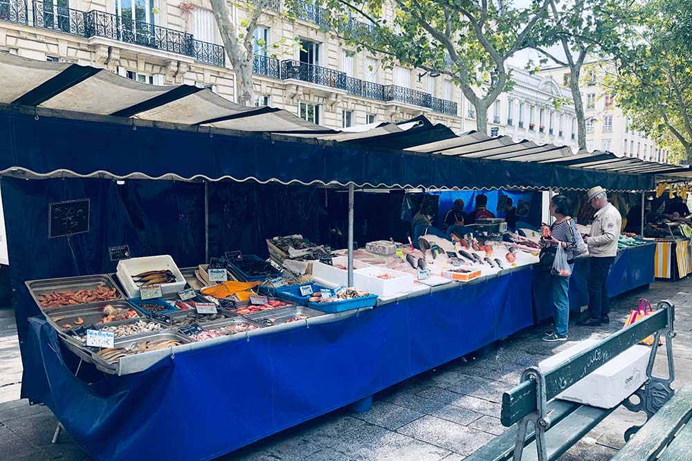 На парижских рынках легко купить даже свежевыловленную рыбу и морепродукты. Их везут с северного побережья Франции — из Нормандии и Бретани