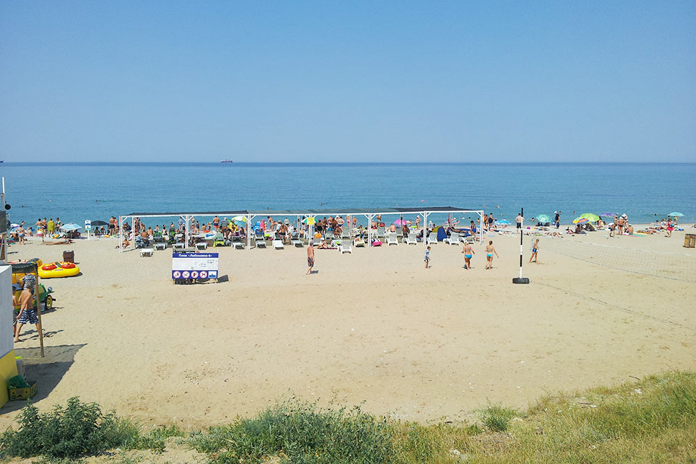 Пляж Любимовка летом 2018 года. Он расположен на северной стороне в 25 километрах от Севастополя. Дорога на автомобиле займет около часа. На пляже есть медпункт, раздевалки, спасательная башня. Часовой прокат шезлонга под навесом стоит 80 ₽