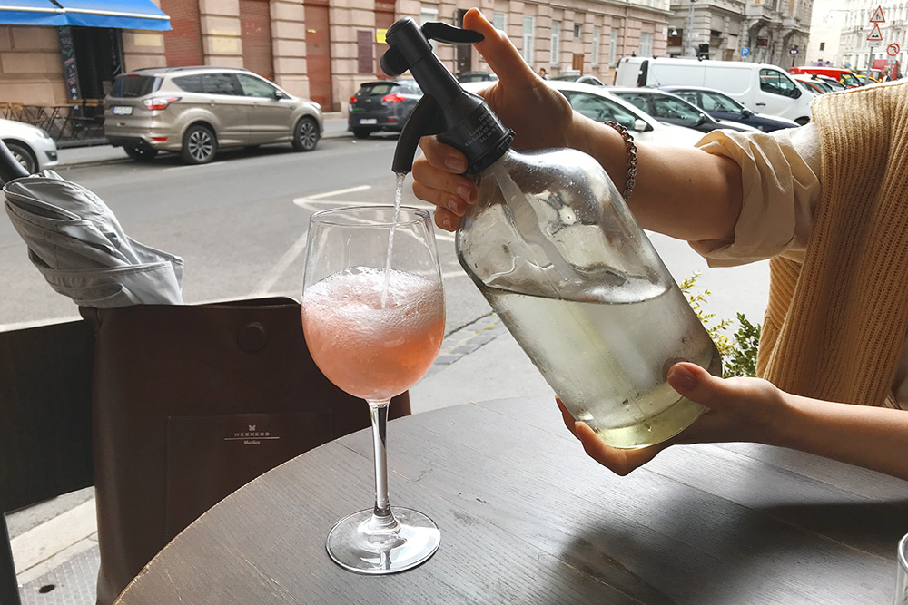 Летом главным алкогольным напитком становится фрёч (fröccs). Это белое или розовое вино, разбавленное содовой или обычной газированной водой чаще всего в пропорциях 1/1 или 2/1. Бокал такого напитка стоит в среднем от 500 Ft (110 рублей)