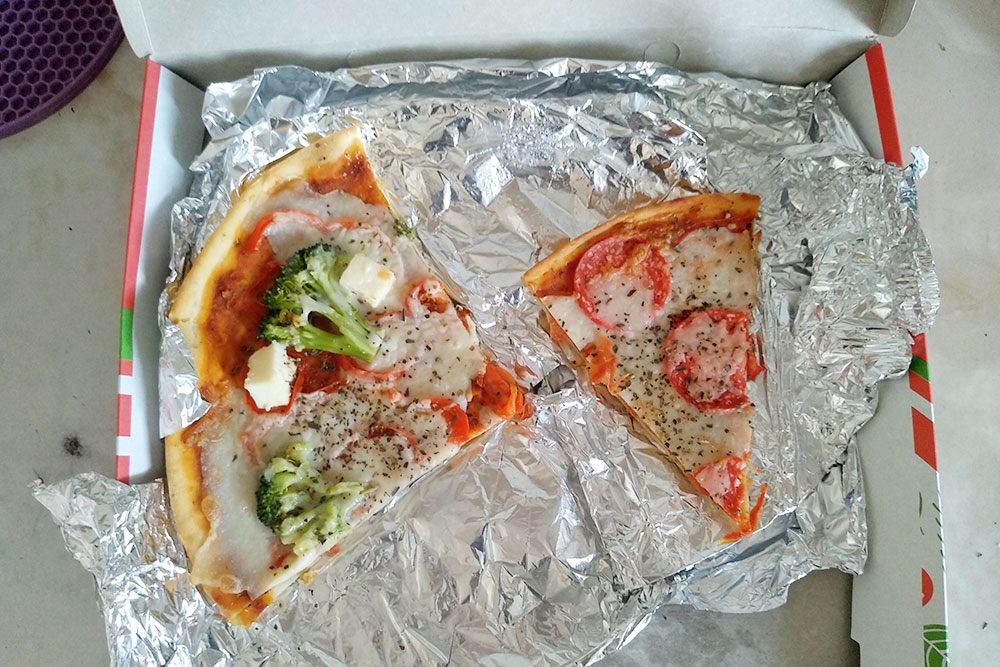 Вегетарианская пицца из кафе «Рада» за 350 рублей. Слева — каприччио, справа — последний кусок пепперони. «Колбаса» тоже вегетарианская, из пшеничного белка, а сыр в пицце без животных ферментов