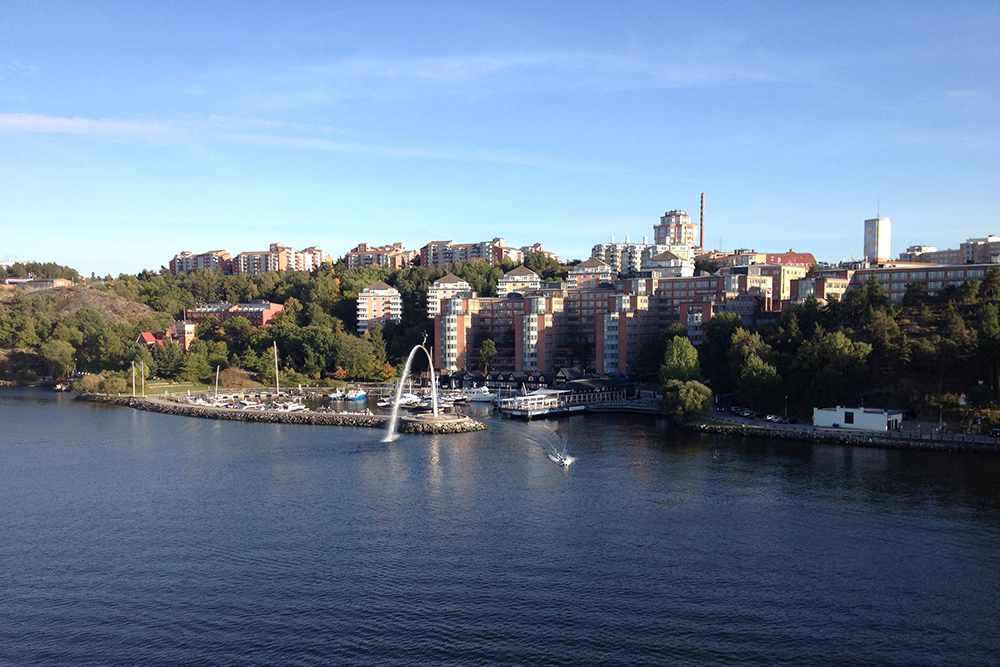 Во время плавания можно посмотреть на районы Стокгольма с моря