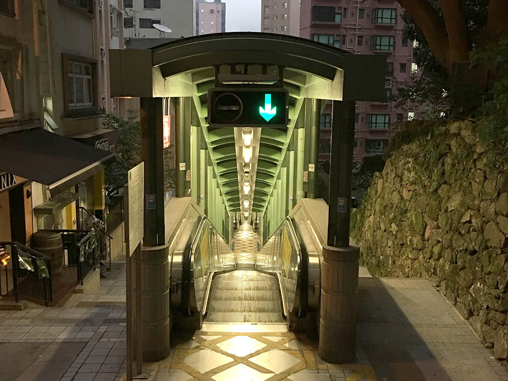 Остров Гонконг весь состоит из спусков и подъемов, потому что местность очень холмистая. Знаменитый эскалатор под открытым небом в районе Мид-Левелс. На нем мы добирались от метро до дома за 15 минут, без него — все полчаса
