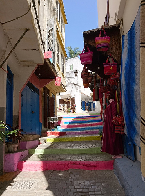 Ткацкий район медины в Танжере. Там можно купить арабские штаны, плетеную сумку или джеллабу — традиционный берберский халат с остроконечным капюшоном