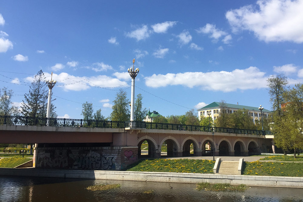 В начале улицы Ленина — Александровский мост. Его построили в 1880 году и назвали в честь Александра Второго. Царь не раз гостил в Орле и лично дал согласие назвать мост в свою честь. В советское время мост переименовали в Ленинский, но название не прижилось