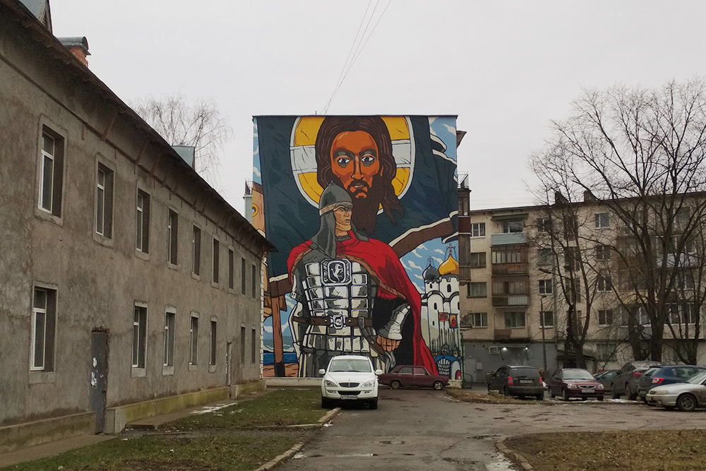 На обычных домах в центре недавно появились граффити на тему новгородской истории
