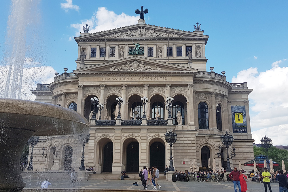 Здание Старой оперы. Первоначально его построили в 1880 году, но после войны все пришлось возводить заново