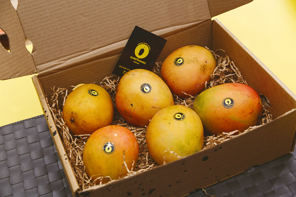 В каждую коробку вмещалось 3 кг манго. При покупке коробки на 3 кило доставить фрукты обещали бесплатно
