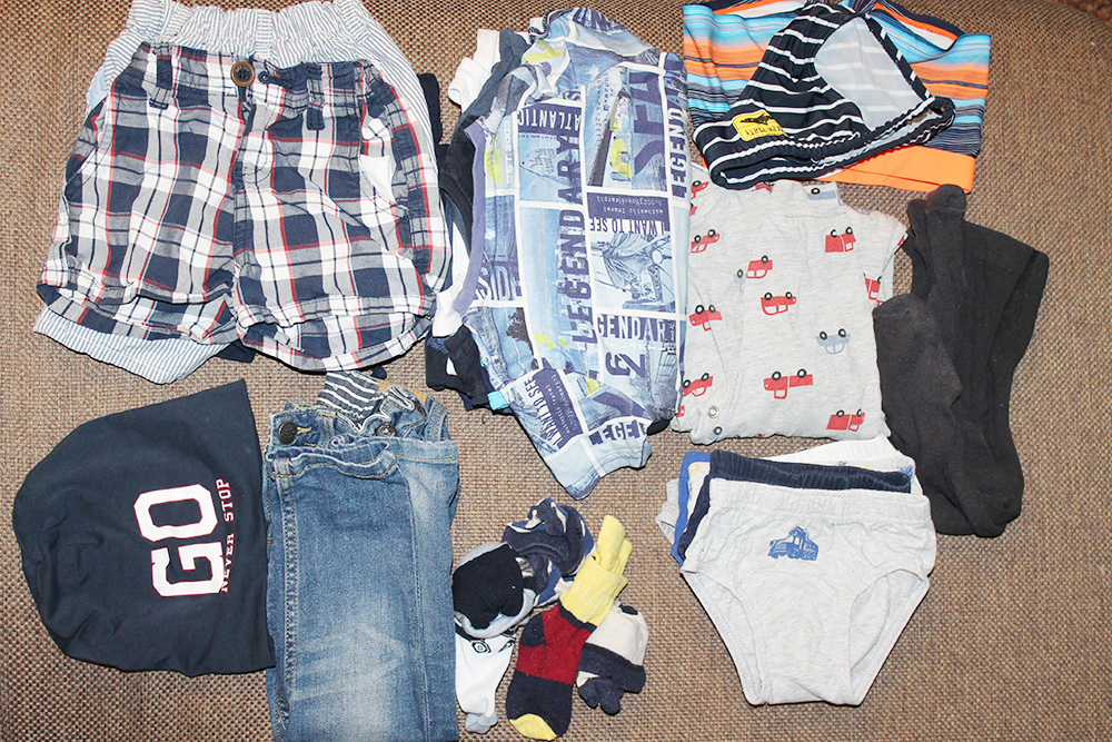 Одежда для сына: трое шорт, четыре футболки, двое плавок, нижнее белье и пижама, джинсы и тонкая шапочка. Все это пригодилось