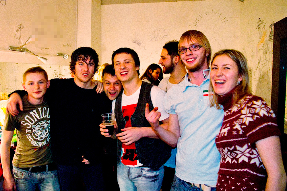 Вечеринка в гримерке «Зе Кукс» после концерта в «Главклубе» в 2012. Это первое выступление иностранной группы, который организовал Стас