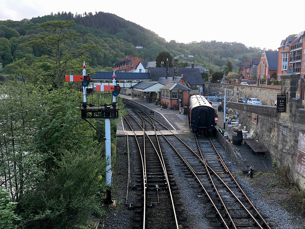 Железнодорожный вокзал в городке Лланголлен, север Уэльса