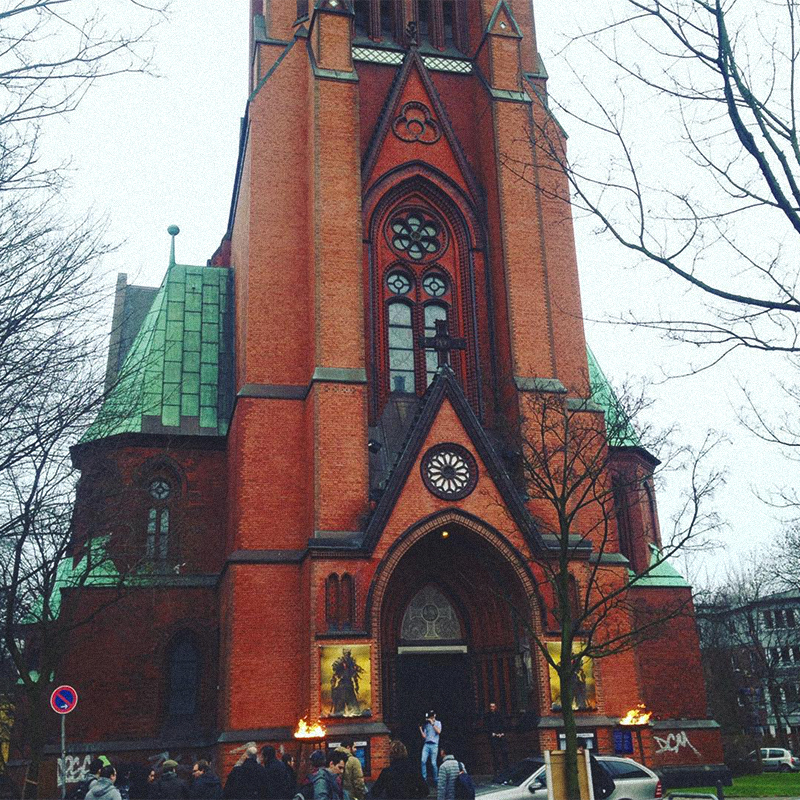 Презентация Dark Souls III проходила в католическом соборе в Гамбурге. Оказывается, арендовать церковь под какое-нибудь событие в Германии не сложнее, чем снять банкетный зал