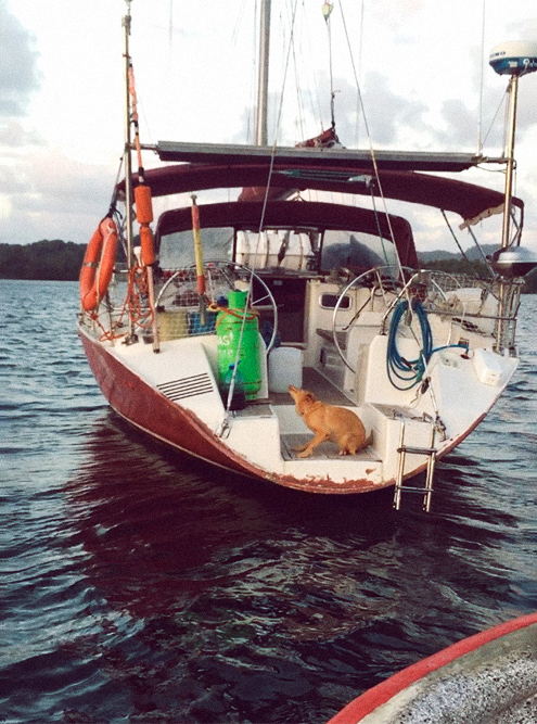 На этой лодке я шесть дней плыл из Панамы в Колумбию