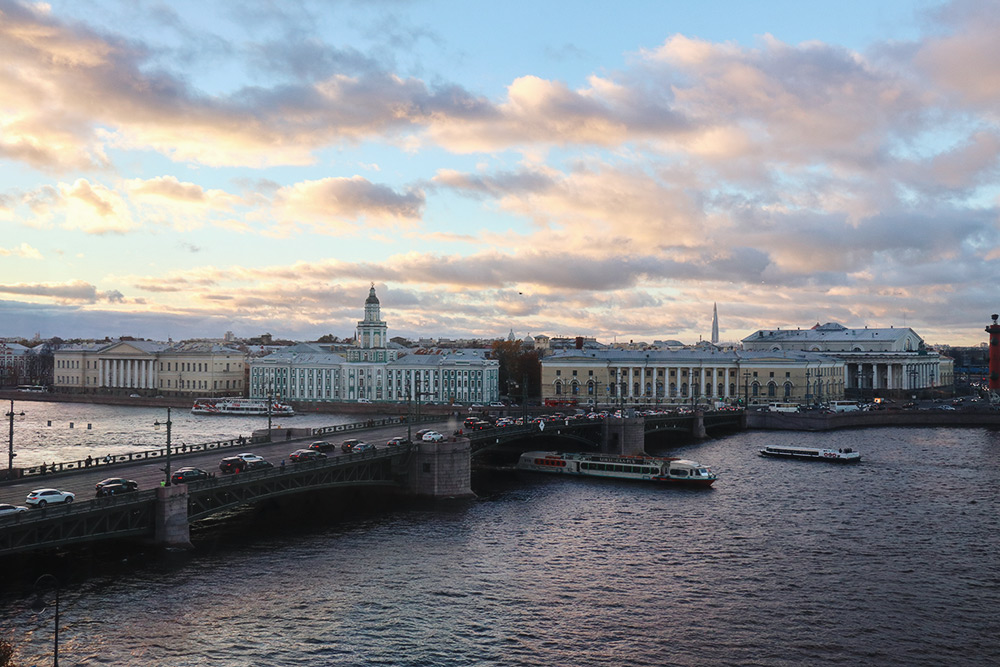 Вид из Зимнего дворца на Кунсткамеру и Дворцовый мост. Фото: Анастасия Осян