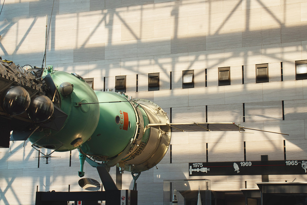 В музее воздухоплавания и астронавтики много советских экспонатов, например корабли «Союз» и «Аполлон», советская ракета СС-20 и скафандр Юрия Гагарина