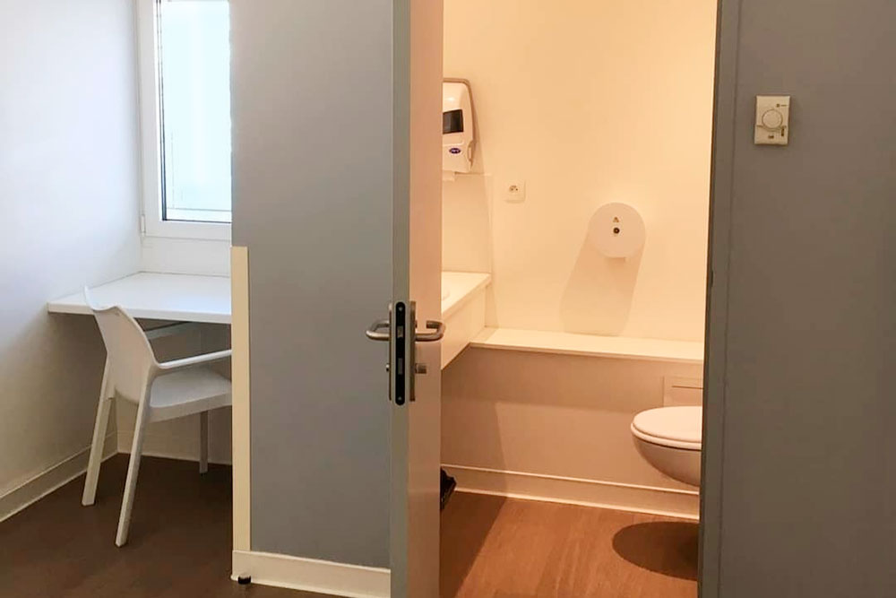 Палаты в госпиталях удобные — есть отдельный туалет, шкаф для одежды и даже маленький сейф