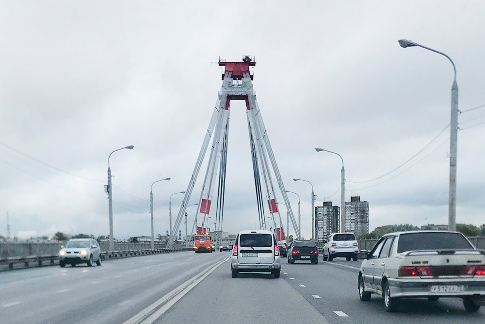 Традиционное место стояния — Октябрьский мост. Городу не хватает еще одного моста через Шексну, который бы соединил Зашекснинский и Заягорбский районы напрямую. В 2019 году — о чудо! — заложили первую сваю нового моста. Ждем завершения строительства в 2022 году