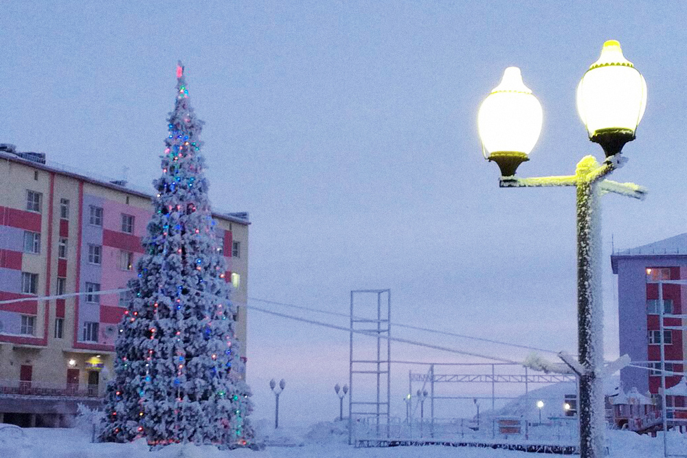 Новогодняя елка напротив «Айсберга». Справа сцена, где выступают музыкальные коллективы города