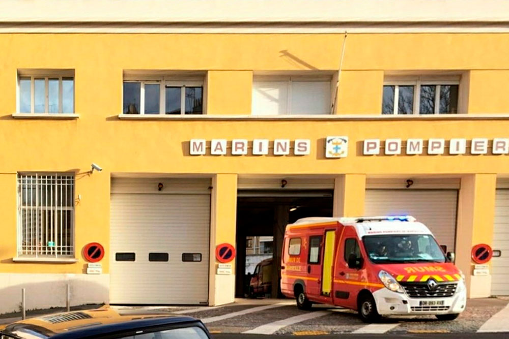 В Марселе за экстренными пациентами приезжает не скорая, а так называемые моряки-пожарники. Это просто историческое название службы — аналога российского МЧС