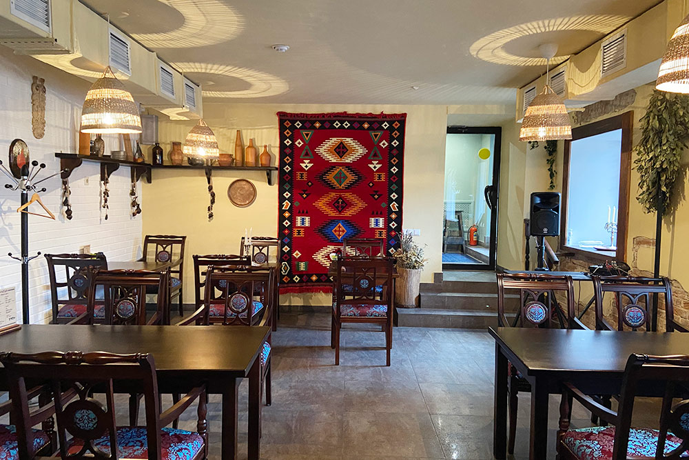 Зал ресторана «Кеци» стилизован под старую грузинскую таверну