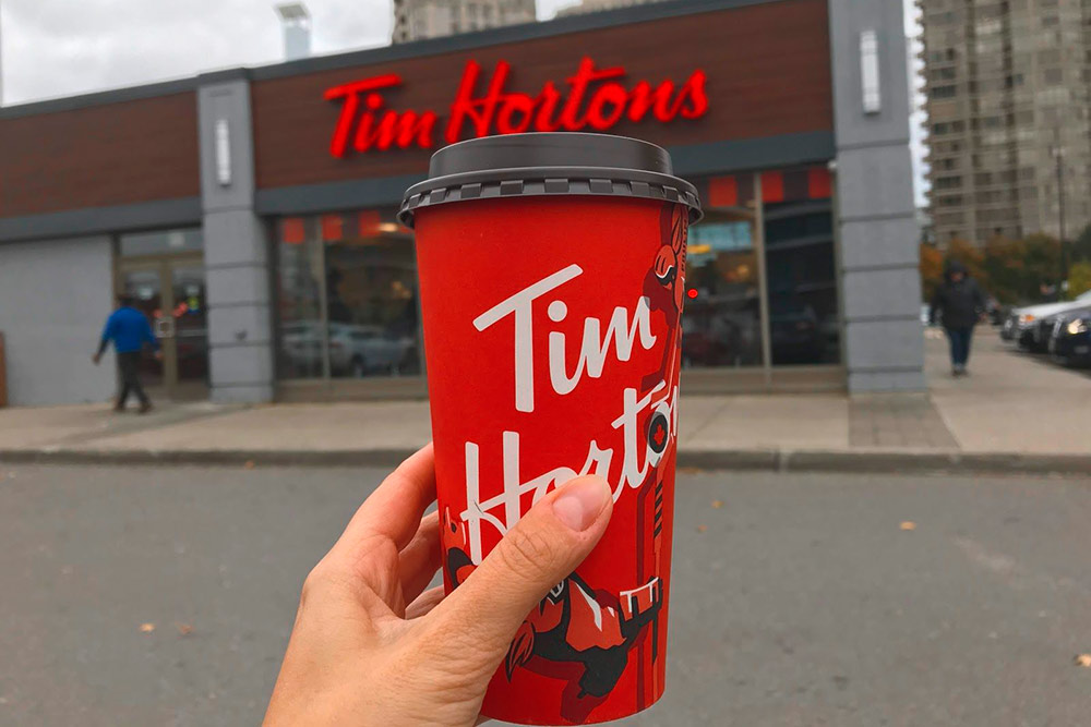 Красный стаканчик «Тим Хортонс» — самый популярный аксессуар канадцев