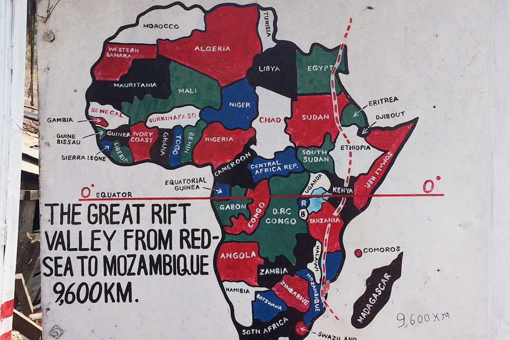 На смотровой площадке установлена схематическая карта Восточно-Африканской рифтовой долины