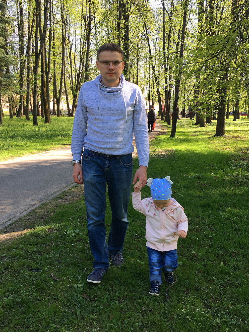 С дочкой часто гуляю в Кремлевском парке. Там почти всегда хорошая погода: от ветра с реки Волхов его защищает кремль