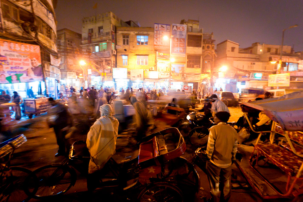 Улица в центре Дели. Мы не рискнули брать байк из⁠-⁠за количества пешеходов и другого транспорта. Фото: Saad Akhtar / Flickr