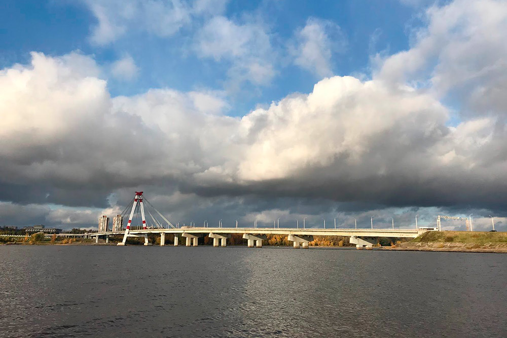 Октябрьский мост соединяет берега реки Шексны. Движение по нему было открыто в 1979 году. Это первый вантовый мост, построенный на территории СССР. Он был возведен по заказу Череповецкого металлургического комбината