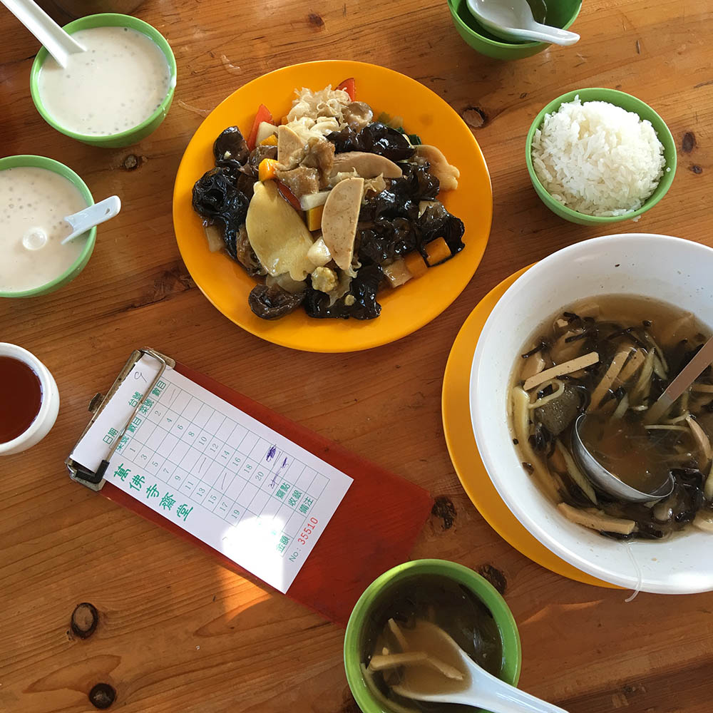 Вегетарианская столовая в храме десяти тысяч будд: древесные грибы с овощами, овощной суп, рис и десерты из тапиоки в растительном молоке