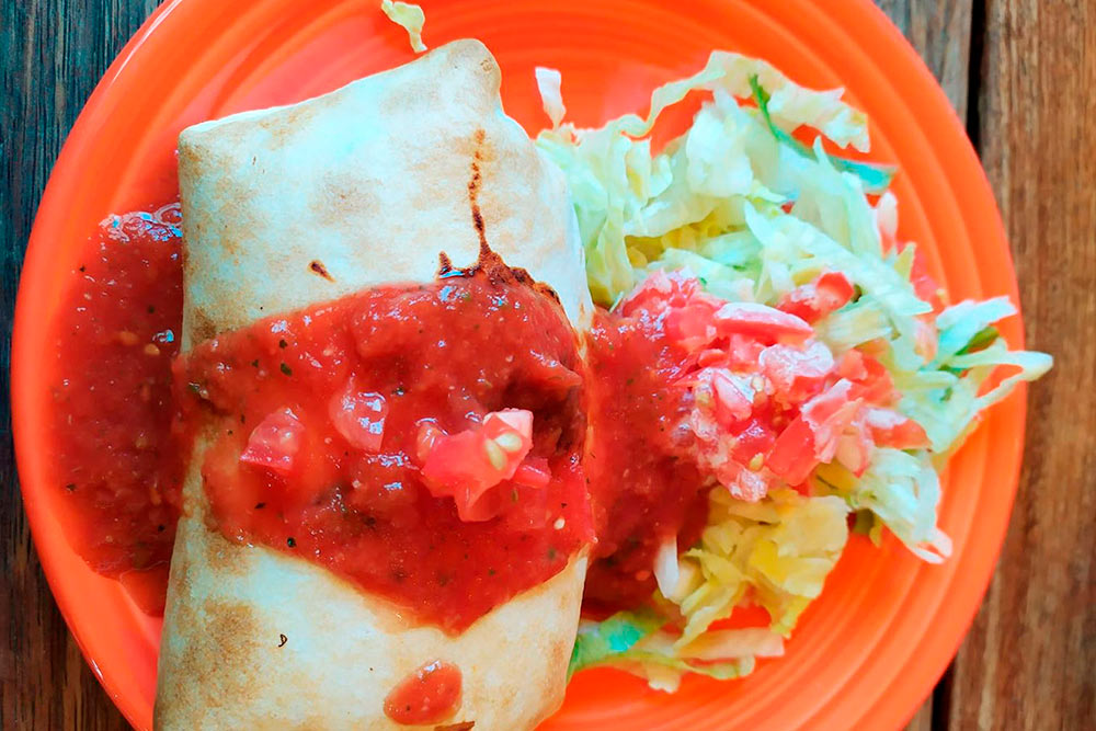 Еще один из вариантов бюджетного питания — мексиканское буррито. Спецпредложение в обеденное время вместе с напитком обошлось чуть дороже 600 ₽