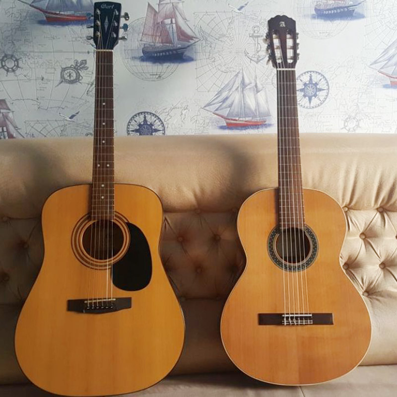 Акустическая гитара Cort — слева. Классическая Alhambra — справа. Визуально они различаются по длине, форме корпуса, ширине грифа и типу колков