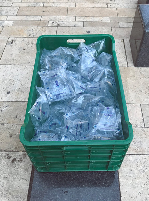 В самые жаркие дни коммунальные службы раздают воду в пакетиках