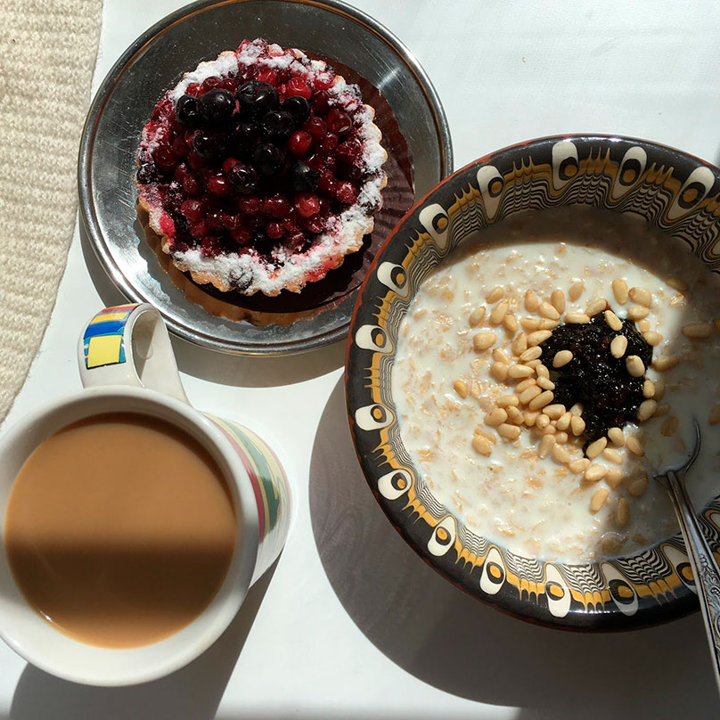 На завтрак овсянка с вареньем и орехами, кофе с молоком, пирожное, купленное в пятницу