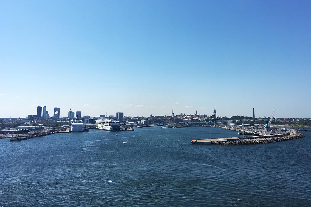 После отправления можно провести на палубе пару часов, рассматривая удаляющийся город и острова в море. На фото — Таллин