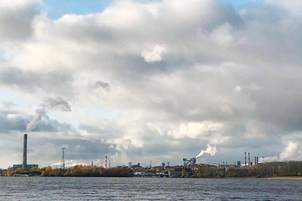 Вид на металлургический завод со стороны Зашекснинского района. Высокая влажность, облачная погода — и создается полное впечатление, что череповецкие заводы производят не только металл и удобрения, но и облака