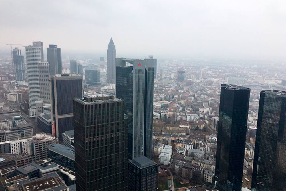 Вид на город со смотровой площадки на 56-м этаже небоскреба Main Tower