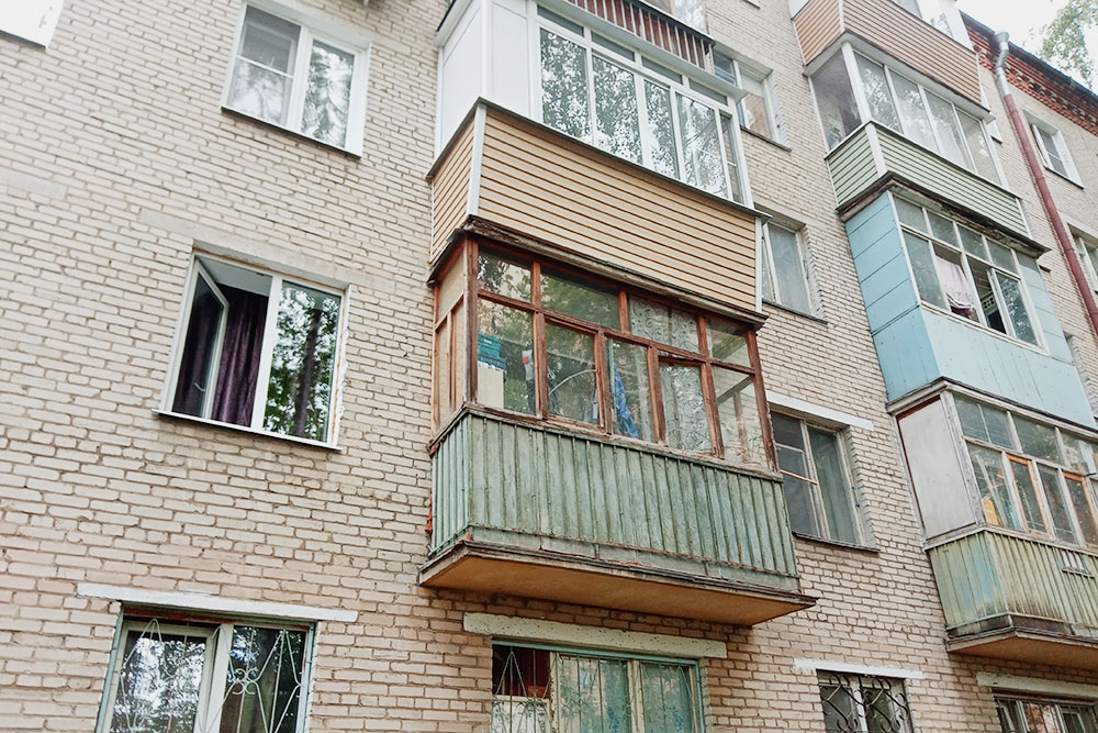 В квартире с таким балконом наверняка живут пенсионеры. Он старый, с деревянными рамами и заставлен ведрами и формочками
