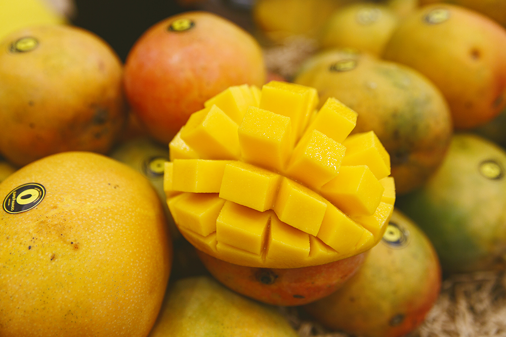 Сотрудники торговых точек показывали, как правильно чистить фрукт, и помимо коктейлей предлагали прохожим купить манговую нарезку
