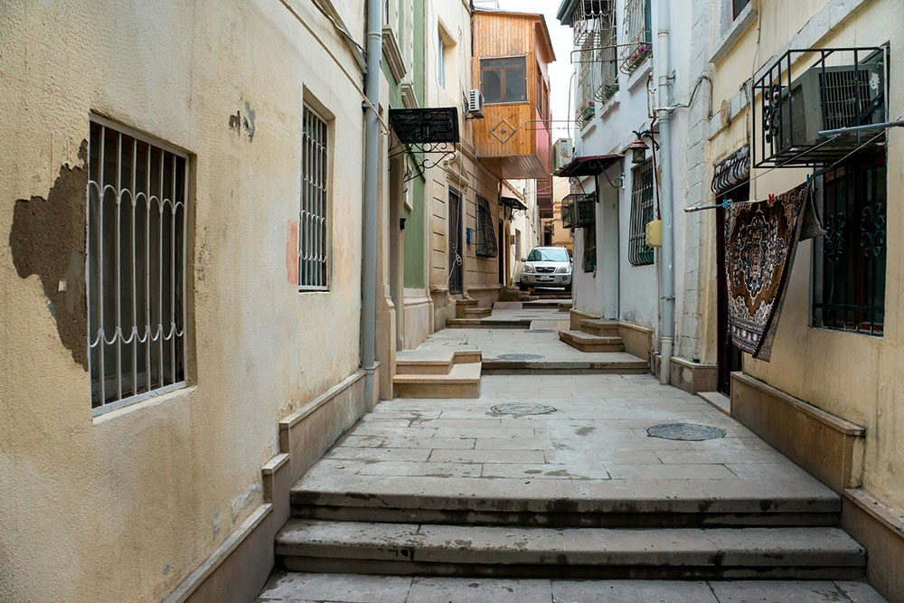 Я советую побродить по обжитым улочкам Баку: полюбоваться ажурными дверями и упирающимся друг в друга балконами