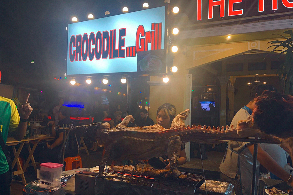 В Бангкоке стоит попробовать крокодила на гриле — в 2019 году стейк стоил 300 THB⁣ (633 ₽). По вкусу мясо похоже на курицу
