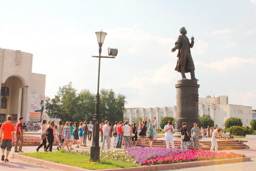 Памятник Пушкину перед драматическим театром. Это фотография 2011 года, но за восемь лет ничего не изменилось
