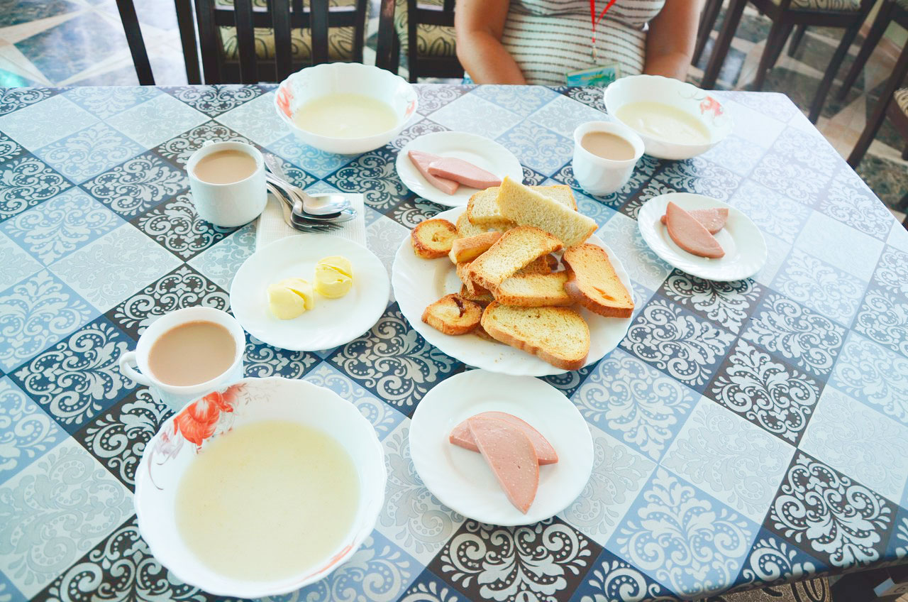 Таким завтраком в «Атлантусе» кормили вожатых и детей: манная каша, вареная колбаса, сухарики, масло и кофейный напиток